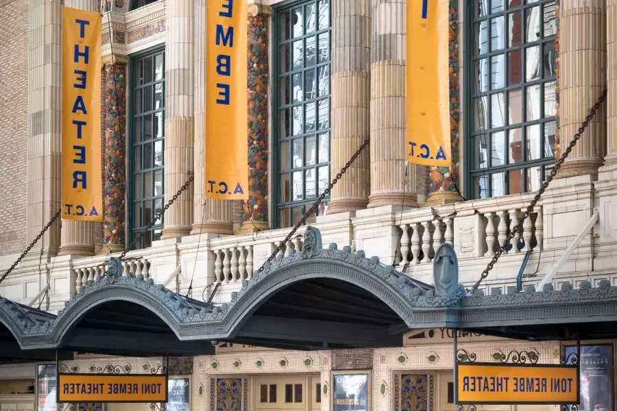 O exterior do Teatro Toni Rembe da 行为.